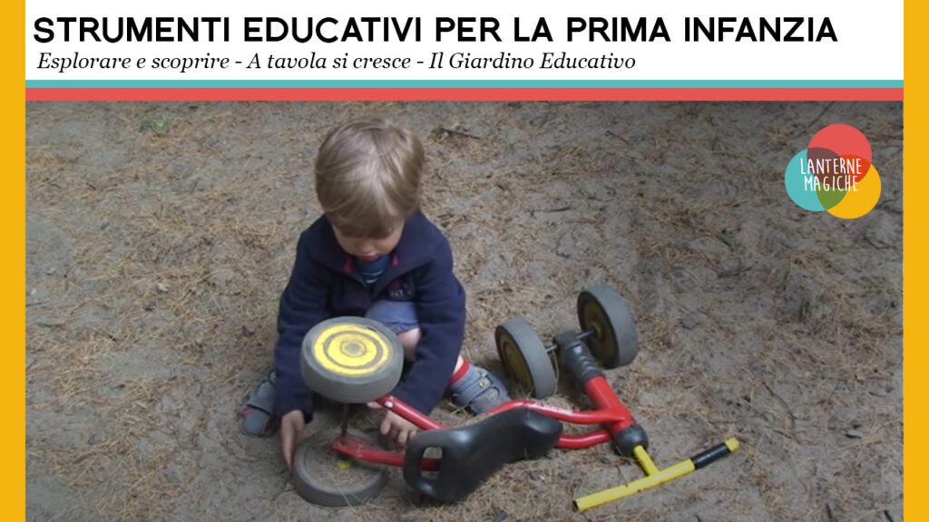 Un bambino gioca con il triciclo